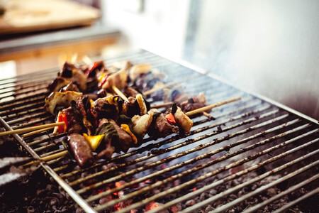 Este es el truco para lavar la parrilla con limón o cebolla que realmente funciona, según un experto