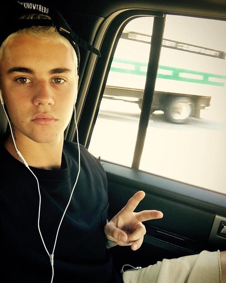 ¡Lo que faltaba! Justin Bieber pega un puñetazo a un fan en Barcelona