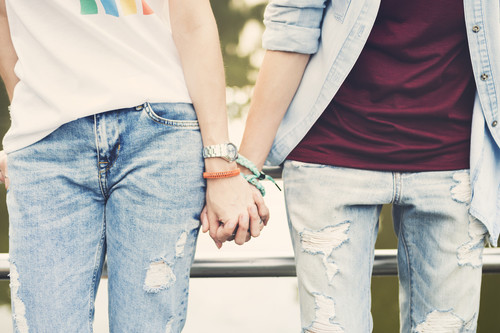 Mamá-mamá y papá-papá: qué opciones tienen las parejas homosexuales que quieren tener hijos (con precios)