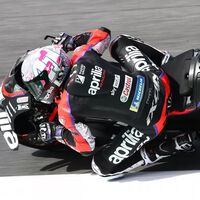 Aleix Espargaró celebra la renovación con Aprilia batiendo a las Ducati en los libres de Mugello