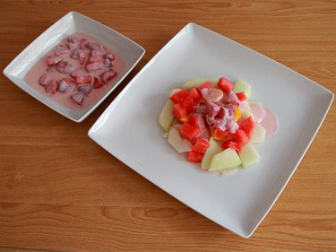 Deliciosa ensalada de frutas con salsa de yogur de fresa sin lactosa. Receta