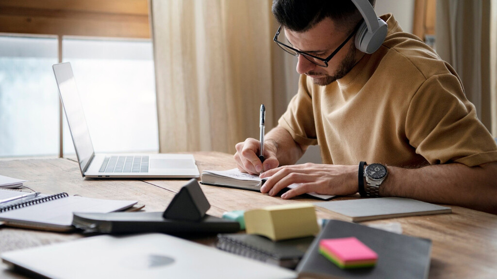 Desarrollo web, inteligencia artificial, ciberseguridad y más: cinco cursos con titulación para estudiar online o presencial 