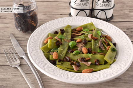 Judías verdes con anchoas, tomate seco y almendras. Receta saludable