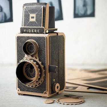 Instagram es demasiado mainstream, los modernos de verdad se construyen su propia cámara Pinhole