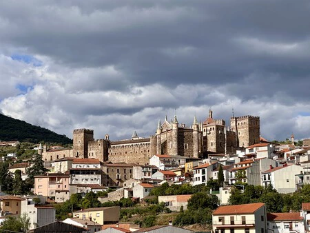 El Refugio De Felipe Gonzalez En Extremadura En Una Gran Finca En Una Ciudad Con Un Monasterio Patrimonio De La Humanidad