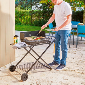 Vuelve a Carrefour la barbacoa plegable que libera espacio en terrazas o jardines cuando no le estemos dando uso