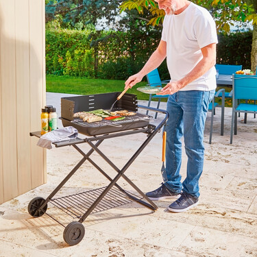 Vuelve a Carrefour la barbacoa plegable que libera espacio en terrazas o jardines cuando no le estemos dando uso