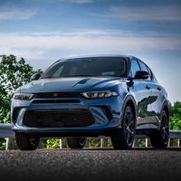 El Dodge Hornet es un Alfa Romeo "no premium" y a los italianos no les está gustando la idea