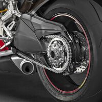 Alguien ha inventado un material que se arregla solo. Podría ser la forma de que tu moto no pise nunca el taller