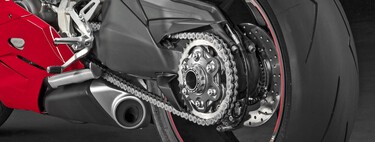 Alguien ha inventado un material que se arregla solo. Podría ser la forma de que tu moto no pise nunca el taller