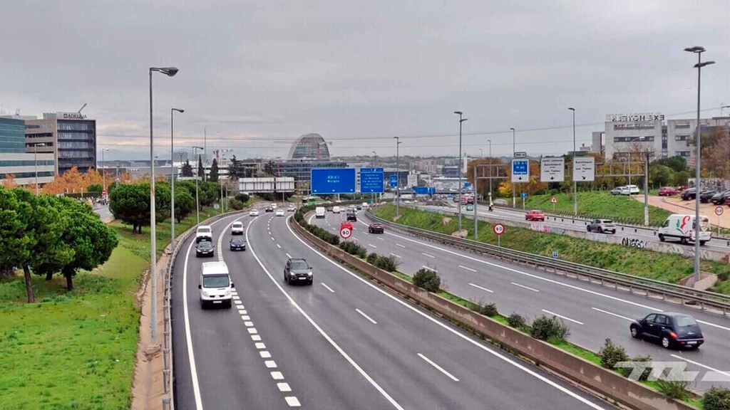 El 'Gran Hermano' de la DGT es infinito: donde están los nuevos radares que te multan por saltarte la línea continua o un STOP