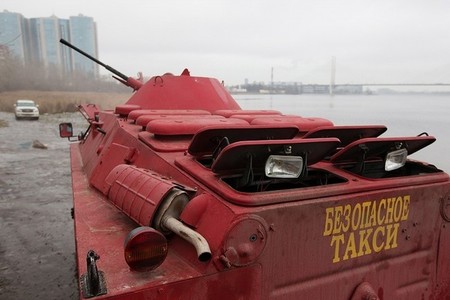 Utilizar como taxi un coche anfibio del ejército es una opción interesante si vives en Rusia