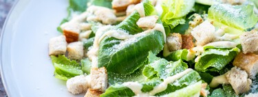 Estos 11 alimentos pueden estar haciendo tus ensaladas menos saludables sin que te des cuenta