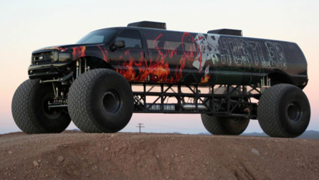 Esta locura de Monster Truck mide casi 10 metros, tiene 750 CV, caben 13 personas y... está a la venta