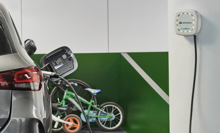 Cargador En Plaza De Parking Con Coche Y Bicis