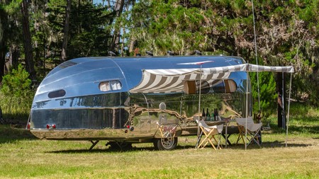 Esta caravana se llama Bowlus Endless Highways y tras su estilo retro esconde comodidades modernas