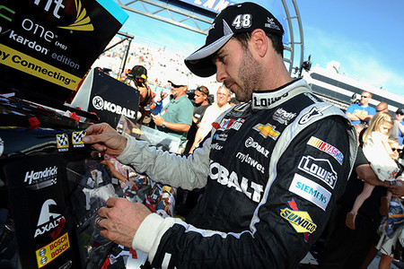 Jimmie Johnson vuelve a ganar y se asegura un puesto en The Chase