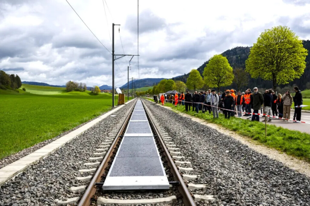 Suiza instaló la primera planta solar ferroviaria del mundo: un año después, ha sido tal éxito que sus vecinos ya preguntan por ella