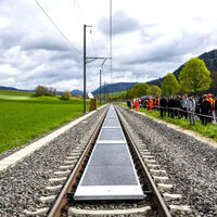 Suiza instaló la primera planta solar ferroviaria del mundo: un año después, ha sido tal éxito que sus vecinos ya preguntan por ella
