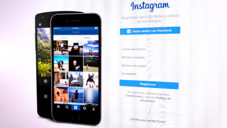 No, ni Instagram se ha echado atrás ni el algoritmo ocultará las fotos de tus contactos