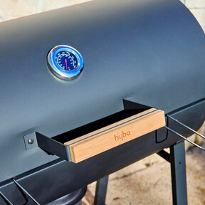 Carrefour vende una barbacoa de carbón grande por menos de 100 euros equipada con termómetro y parrilla doble