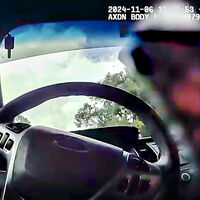 Destrozan el coche a una mujer que estaba parada detrás de un autobús escolar. Fue un policía que iba viendo porno mientras conducía, y lo grabó todo él mismo