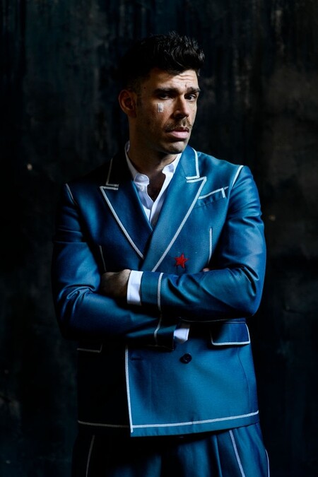 Fernando Valdivielso se decanta por el desenfado de un look de Moschino para los Premios Goya 2021