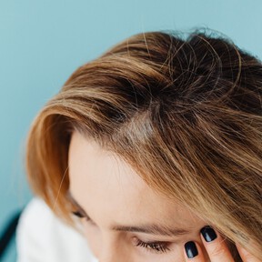 Rubén Peña, peluquero: "Después del tinte lo ideal es esperar entre 48 y 72 horas antes del primer lavado para que la cutícula del cabello se cierre y el color se fije mejor" 