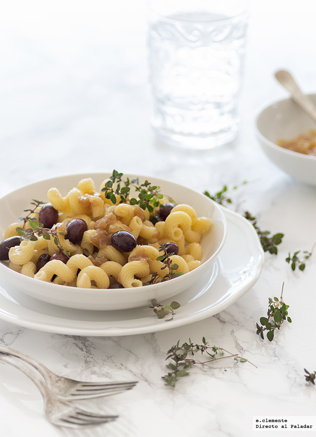 Pasta con cebolla caramelizada, olivas negras y anchoas
