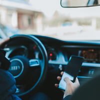 La DGT vigilará el uso del móvil al volante esta semana: estas son las multas por esta recurrente distracción