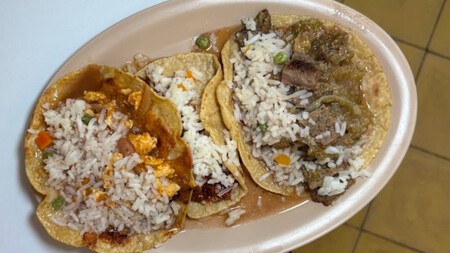 Este es el único lugar en CDMX que ofrece el taco de milanesa con chicharrón en salsa verde o roja: dónde está y cuánto cuesta