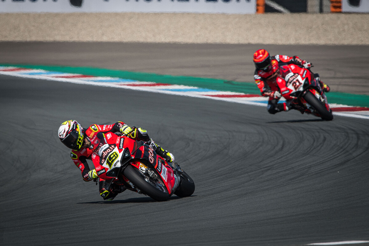 Álvaro Bautista gana, Jonathan Rea tira a Toprak Razgatlioglu e Iker Lecuona se estrena en el podio