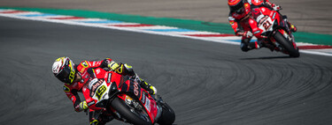 Álvaro Bautista gana, Jonathan Rea tira a Toprak Razgatlioglu e Iker Lecuona se estrena en el podio