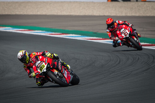 Álvaro Bautista gana, Jonathan Rea tira a Toprak Razgatlioglu e Iker Lecuona se estrena en el podio