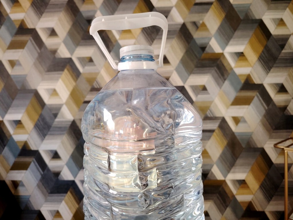 Estas paneras o este cesto para los cubiertos parecen de Zara Home: pero se hacen reutilizando garrafas y botellas de agua