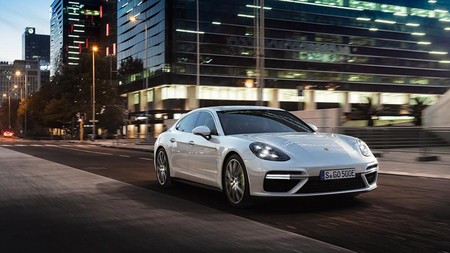 Porsche Panamera Turbo S E-Hybrid, con 680 CV y a 100 en 3,4 segundos: ¡más rápido que un 911 Carrera GTS!