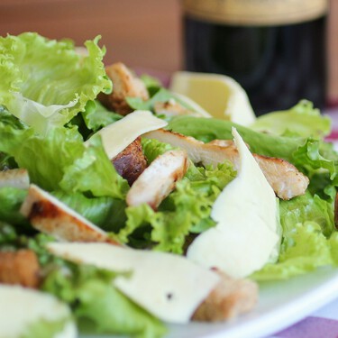 Se acabaron las excusas para no comer ensalada en la oficina gracias a este tarro que se convierte en ensaladera