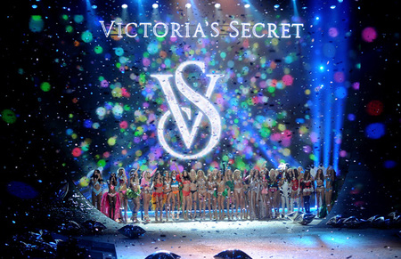 Este desfile de Victoria's Secret fue un poco menos <em>secret</em>... ¡Los ángeles también tuitean!