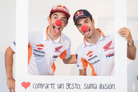 Un selfie, un euro para Fundación Theodora. Así puedes sumarte a la iniciativa de Honda, Márquez y Pedrosa 