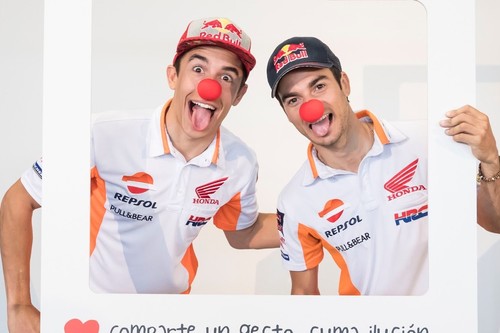 Un selfie, un euro para Fundación Theodora. Así puedes sumarte a la iniciativa de Honda, Márquez y Pedrosa 