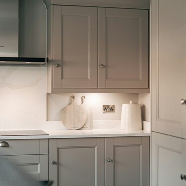 Sin cables ni taladros: así es la luz para encimera con sensor de movimiento que da un toque moderno a cualquier cocina