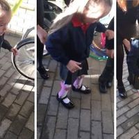 Una niña de cuatro años con parálisis cerebral empieza el cole dando sus primeros pasos sin ayuda