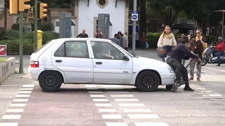 De aprobadísima en la tele a ser atropellada con su patinete eléctrico por saltarse un semáforo en rojo (y en vídeo)