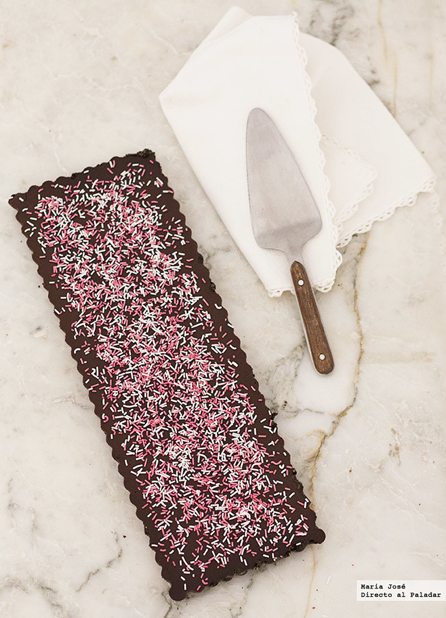 Tarta rápida de chocolate negro y galletas Oreo, receta fácil para que te saquen por la puerta grande