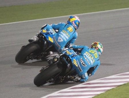 MotoGP Qatar 2010: el Rizla Suzuki celebró el GP 300 de Capirossi y el estreno de Bautista