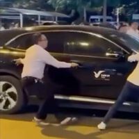 Un VinFast salvaje apareció andando solo en un aeropuerto de Vietnam: 20 personas trataron de pararlo hasta que se atascó con una valla