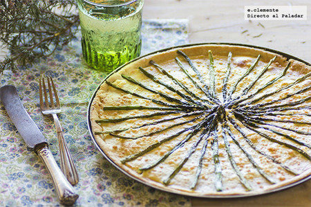 Tarta de espárragos con masa de queso Gruyère. Receta