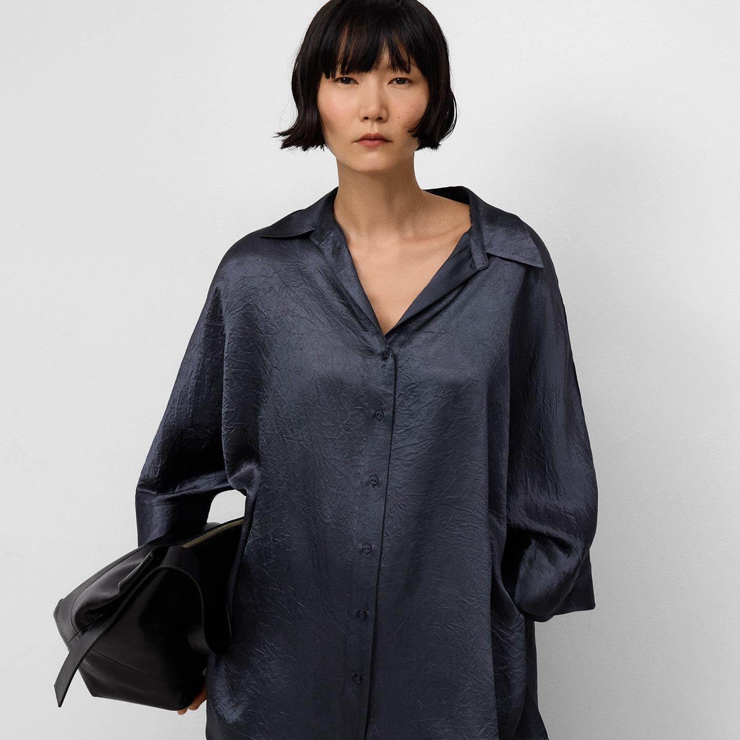 Adolfo Dominguez
Camisa de mujer oversize satinada