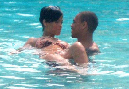 Rihanna chapotea feliz en la piscina con su nuevo ¿novio?