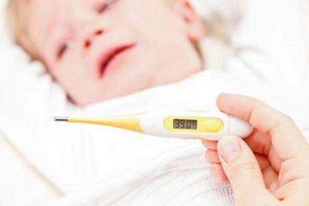 Niño con fiebre